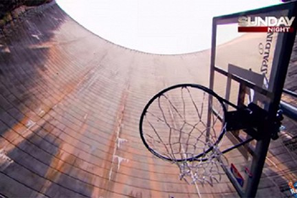 Австралиец попал в баскетбольное кольцо со 126-метровой высоты