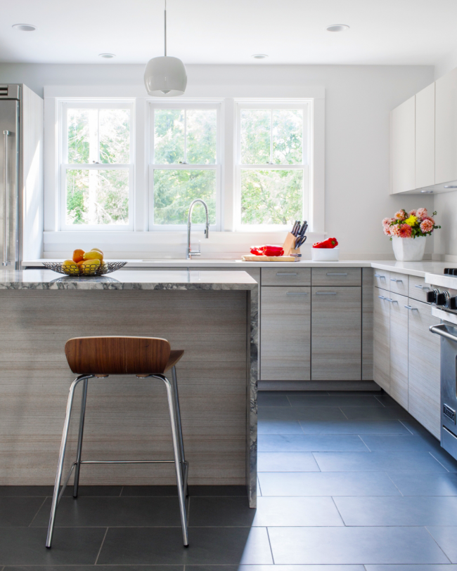 Мебель из ясеня – практичный вариант для кухни. Низкая горючесть, устойчивость к грибкам и простота в уходе делают ее незаменимой в любом доме