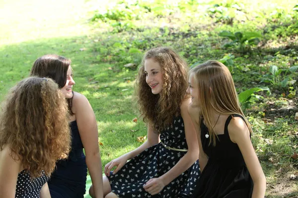 Группа молодых девушек — стоковое фото
