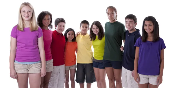 Улыбка детей разных национальностей, позирует в красочные рубашки — стоковое фото