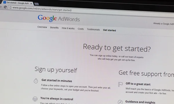 Рекламная программа Google на экране компьютера — стоковое фото