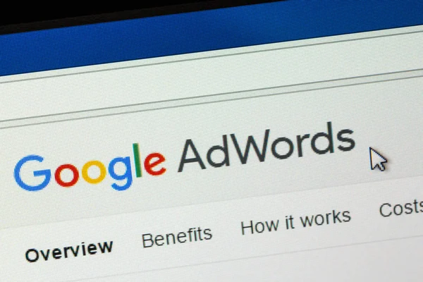 Париж, Франция - 03 января 2017: Google Adwords является Интернет-рекламы служба, которая позволяет рекламодателям, чтобы конкурировать, чтобы отобразить краткую рекламную копию для веб-пользователей, на основе ключевых слов — стоковое фото