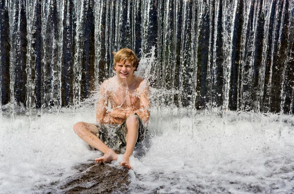 Мальчик в водопад — стоковое фото
