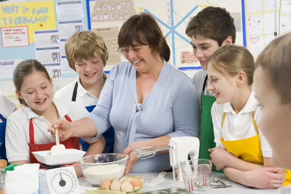 Школьники и учителя в школе в классе кулинарии — стоковое фото