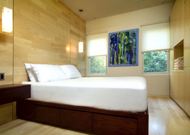 Спальня в загородном доме: кровать из массива вишни и шкаф из ясеня 