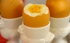 варить яйцо