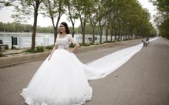 Необычно длинное свадебное платье