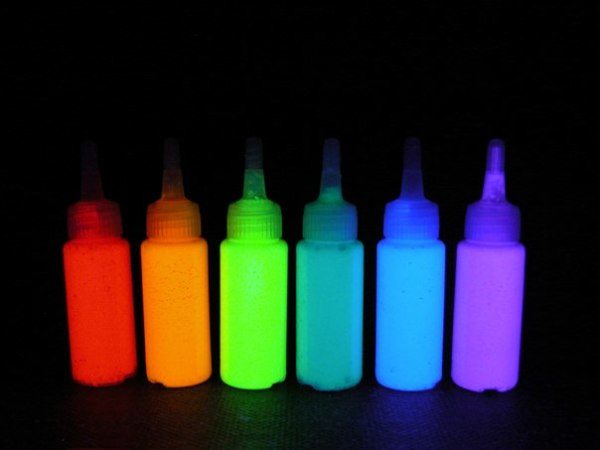Фотохромные краски в ультрафиолетовом свете.