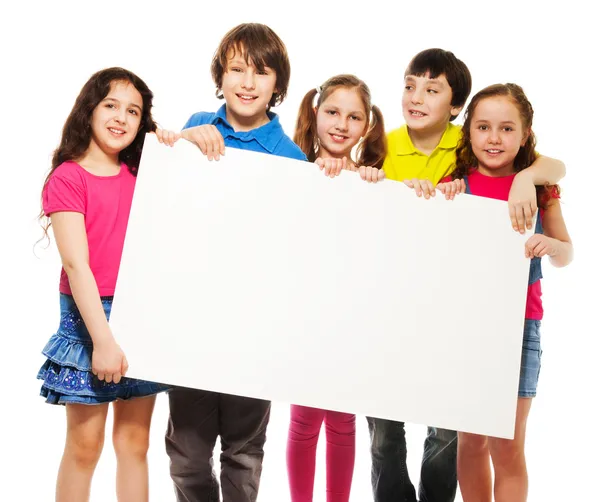 Дети, показаны пустой плакат — стоковое фото