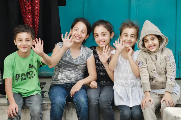 Счастливые, красивые, приветствуя детей из Палестины. радости, улыбок, дружбы — стоковое фото
