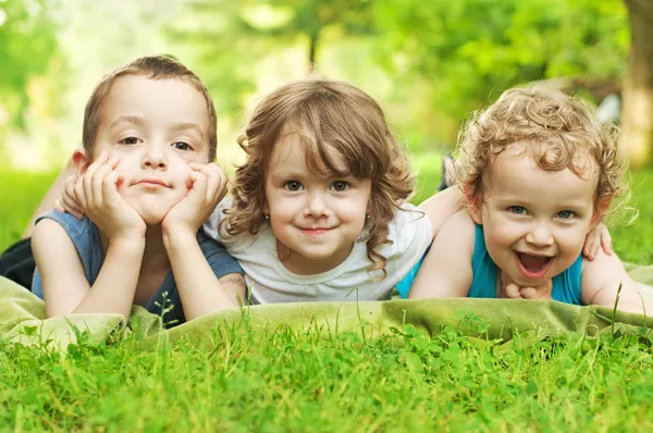 Счастливые дети, весело проводящие время — стоковое фото