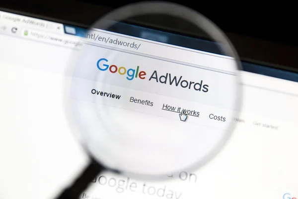 Веб-сайт Google Adwords под увеличительным стеклом — стоковое фото