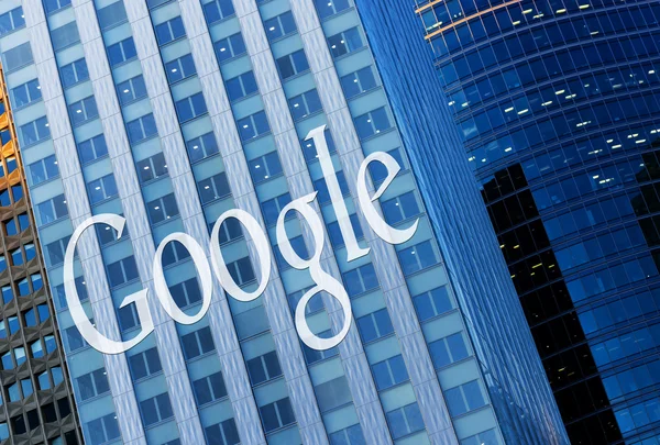 Ла обороны, Франция - 06 марта 2014: Google является американская транснациональная корпорация, специализирующаяся на Интернет-услуг и продуктов. Большую часть своей прибыли являются производными от Adwords — стоковое фото