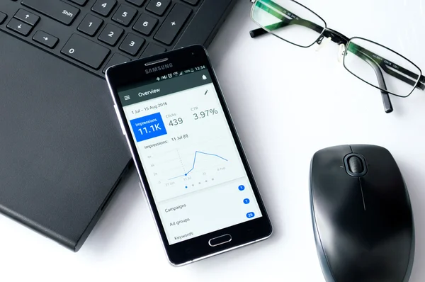 Samsung A5 с помощью приложения Google Adwords на стол — стоковое фото
