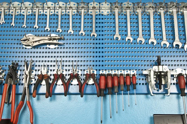 Различных автомобилей ремонт инструменты на стене — стоковое фото