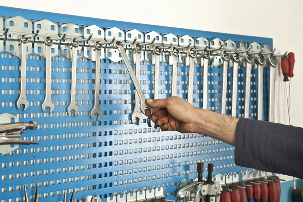 Различные инструменты гаечный ключ для ремонта автомобиля набор на стене — стоковое фото