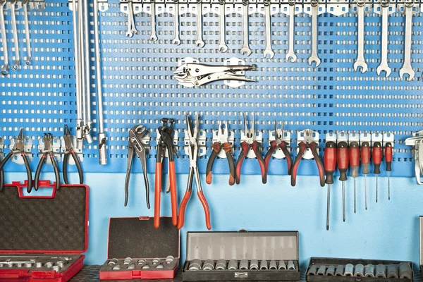 Различные инструменты гаечный ключ для ремонта автомобиля набор на стене — стоковое фото