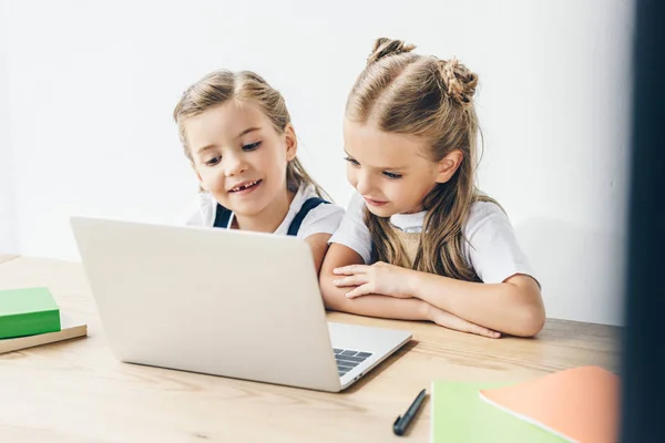 Счастливый Маленький Школьниц Используя Ноутбук Изучения Изолированные Белом — стоковое фото