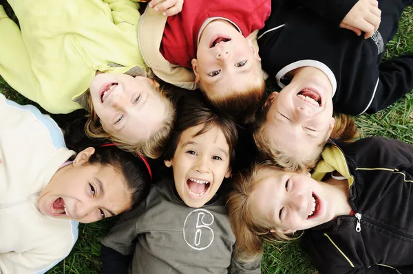Счастье без предела, счастливые группы детей в круг, вместе Ба — стоковое фото